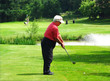 Seniorengolf Schlag über das Wasser