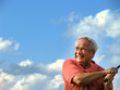 Seniorengolfer beim Abschlag gegen Himmel
