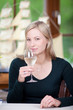 blonde frau mit weißwein im restaurant blonde frau mit weißwein im restaurant