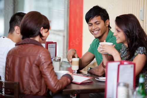 Foto: freunde unterhalten sich im café freunde unterhalten sich im café