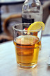 Apfelsaft im Glas mit Zitrone Apfelsaft im Glas mit Zitrone