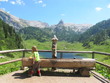 mädchen spielt am brunnen auf der alm