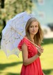 Portrait einer jungen Frau mit Sonnenschirm