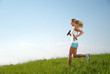 junge frau beim laufen in der natur unter blauem himmel
