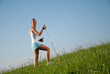 junge frau beim nordic walking