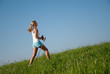 Foto: junge frau beim nordic walking junge frau beim nordic walking