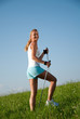 junge frau beim nordic walking