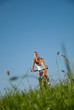 Foto: junge frau macht sport in ihrer freizeit junge frau macht sport in ihrer freizeit