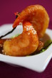 Tempura beignets de crevettes sur fond prune