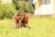 Junge Frau in Blumenwiese