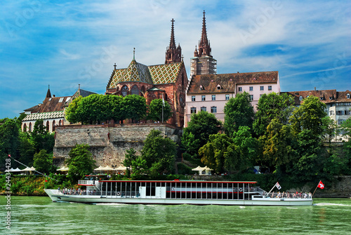 Foto: Bateau mouche sur le Rhin devant la cathédrale de Bâle , Suisse. Bateau mouche sur le Rhin devant la cathédrale de Bâle , Suisse.