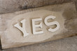 Wort Yes im Sand