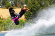 Junger Mann beim Wassersport
