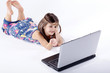 Junges Mädchen mit Laptop nimmt