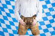 Lässiger bayerischer Mann mit brauner Oktoberfest Lederhose