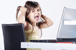 Kind schreit vor Computer