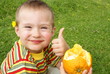 The child holds nadkusanny orange background grass