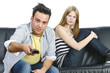 Foto: Teenagerpärchen, er schaut TV, sie ist sauer Teenagerpärchen, er schaut TV, sie ist sauer
