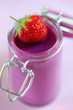 Image : fraise pos�e sur verrine de cr�me betterave