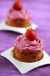 Cupcake gâteau avec glaçage et fraise