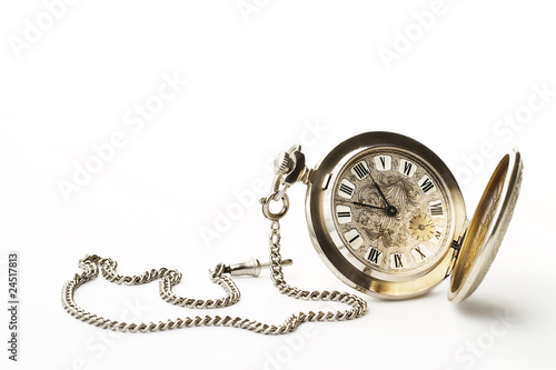 Foto: eine alte taschenuhr auf weissem hintergrund eine alte taschenuhr auf weissem hintergrund