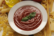 Salsa di pomodoro con pasta mista cruda