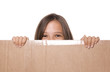 visage d'enfant qui sort d'un carton