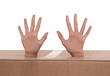 mains qui sortent d'un carton