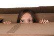 enfant effrayée qui sort d'un carton