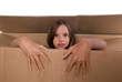 enfant effrayée qui sort d'un carton