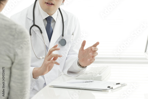 Photo: 患者に説明する医者 患者に説明する医者