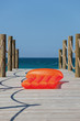 Luftmatratze auf dem Steg zum Meer