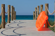 Luftmatratze auf dem Steg zum Meer