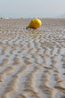 Ondulations sur le sable et bouée