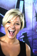 Offenes tolles Lachen vor Graffiti Offenes tolles Lachen vor Graffiti