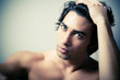 homme brun beauté torse nu