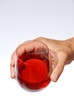 Saft/Wein in der Hand