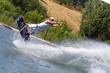 Mann Sportler Wakeboarder beim Sprung