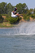 Wassersportler Mann im Flug
