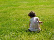 petite fille dans l'herbe