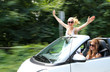 Jugendliche im Auto