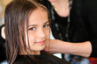 fillette au salon de coiffure fillette au salon de coiffure