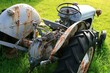 Oldtimer Traktor auf einer Wiese