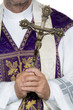 Foto: Katholischer Priester mit Kreuz Katholischer Priester mit Kreuz