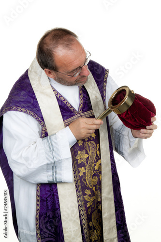 Foto: Katholischer Priester sammelt Geld für die Kirche Katholischer Priester sammelt Geld für die Kirche