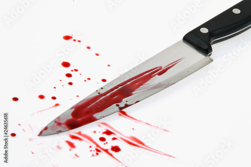 Photo: Messer mit Blut. Kriminalität. Tatwaffe eines Mordes. Messer mit Blut. Kriminalität. Tatwaffe eines Mordes.