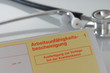 Arbeitsunfähigkeitsbescheinigung mit Stethoskop