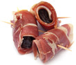 bouchées de pruneaux enrobés de jambon cru, fond blanc bouchées de pruneaux enrobés de jambon cru, fond blanc