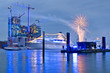 hamburg hafen elbphilarmonie im bau mit Schiff hamburg hafen elbphilarmonie im bau mit Schiff