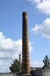 Schornstein ragt in blauen Himmel Schornstein ragt in blauen Himmel